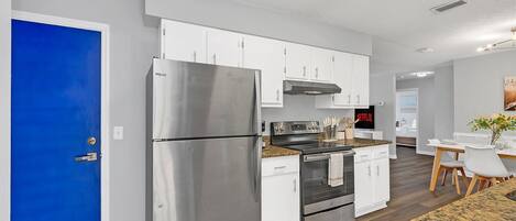 Een koelkast, een oven, een kookplaat, een koffiezetapparaat/waterkoker