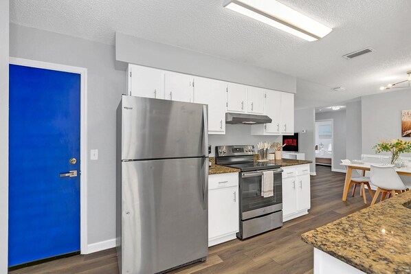 Réfrigérateur, four, plaque de cuisson, cafetière/bouilloire