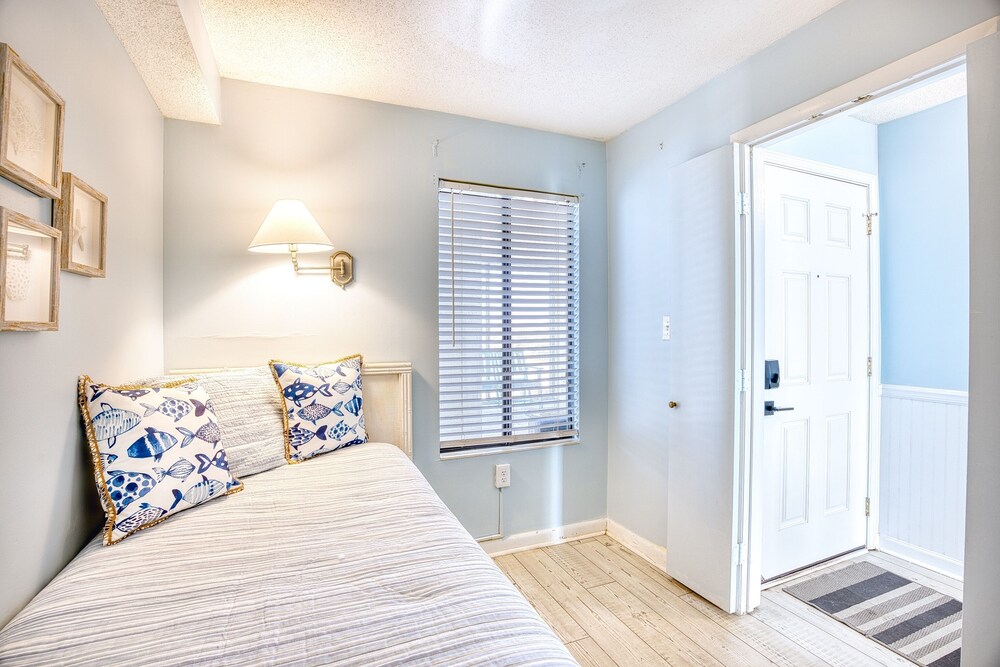 Oceanfront Waterpointe1 704-3b/2b-Sleeps 5-Balcony-WIFI-TV-Pool-Family ...