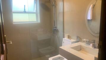 Douche, serviettes fournies, savon, shampoing