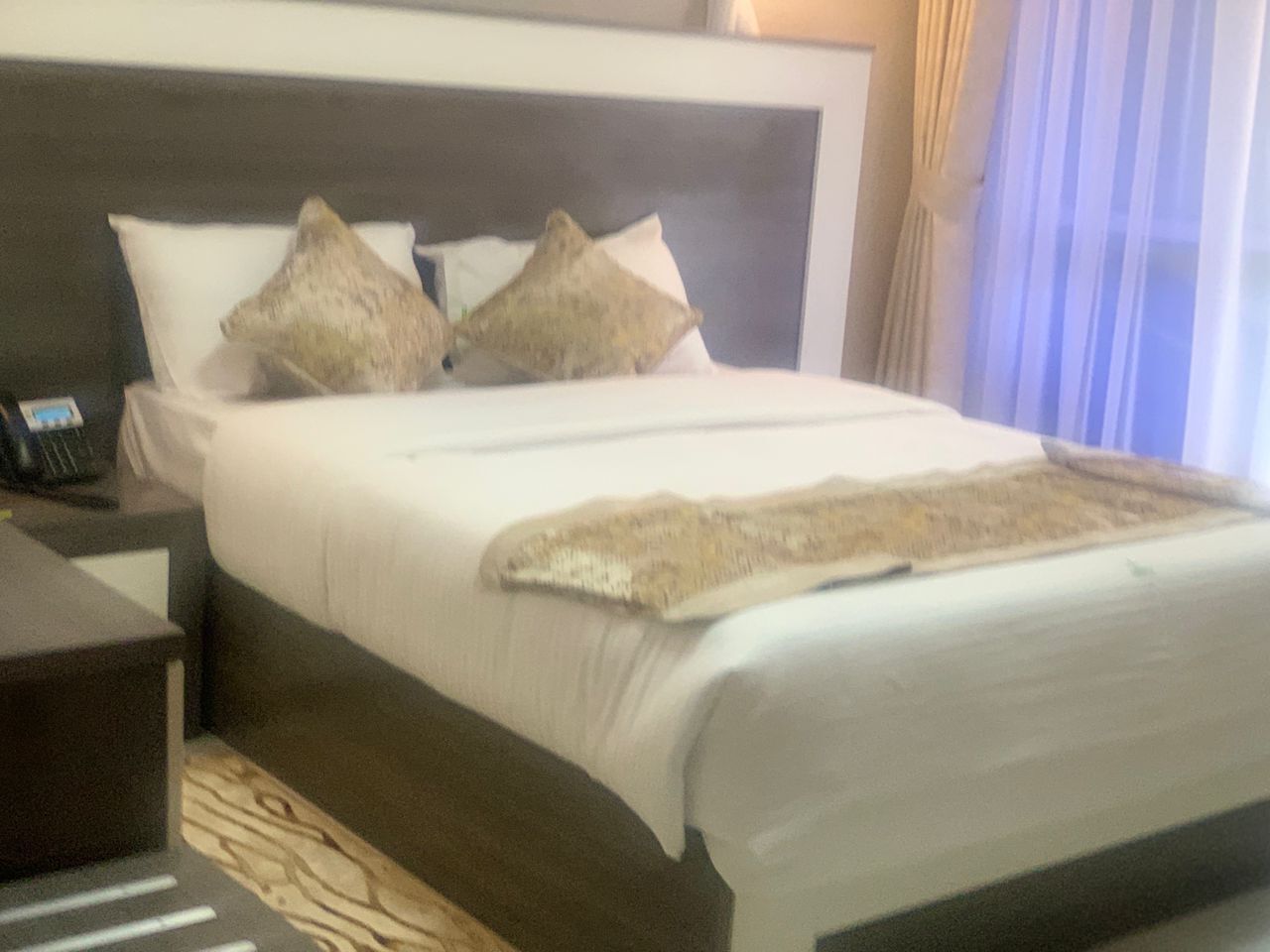 Bureau, espace de travail pour ordinateur portable, Wi-Fi gratuit