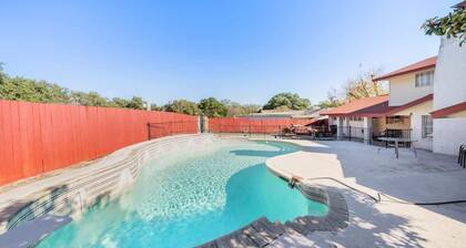 Spacious 4BR with Private Pool, Near Six Flags