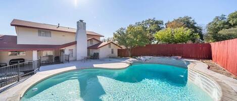 Una piscina cubierta