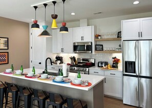 Geladeira, micro-ondas, fogão, cooktop