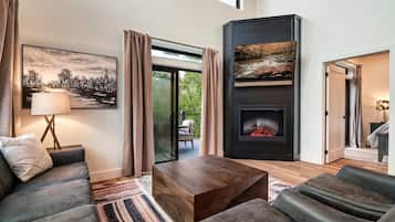 Televisie, een open haard en een kantoor