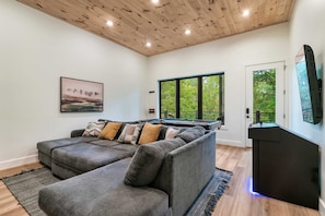 Televisio, takka, työhuone