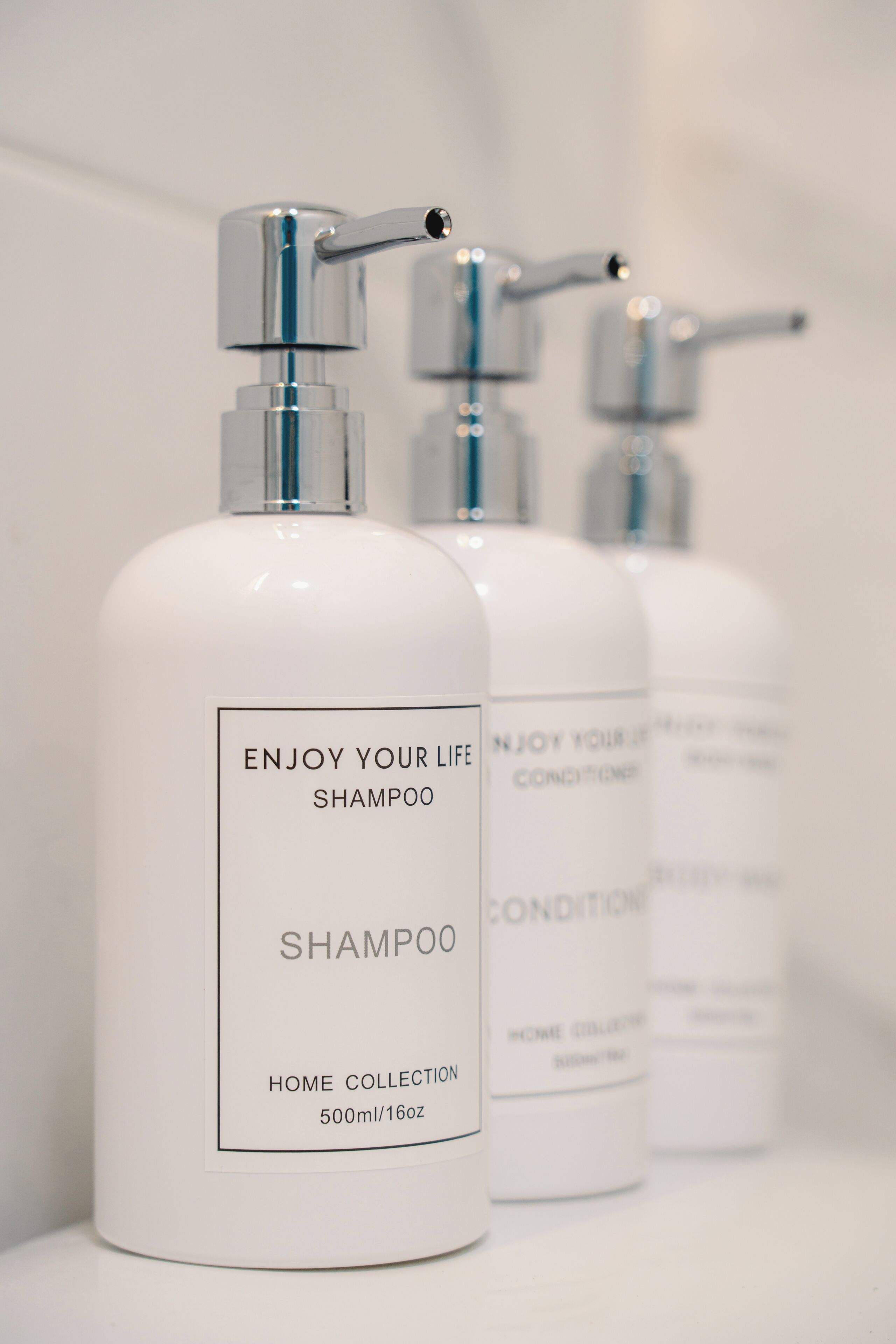 ヘアドライヤー、タオル、石鹸、トイレットペーパー