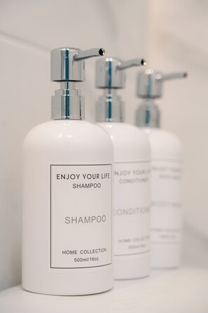 Sèche-cheveux, serviettes fournies, savon, papier toilette