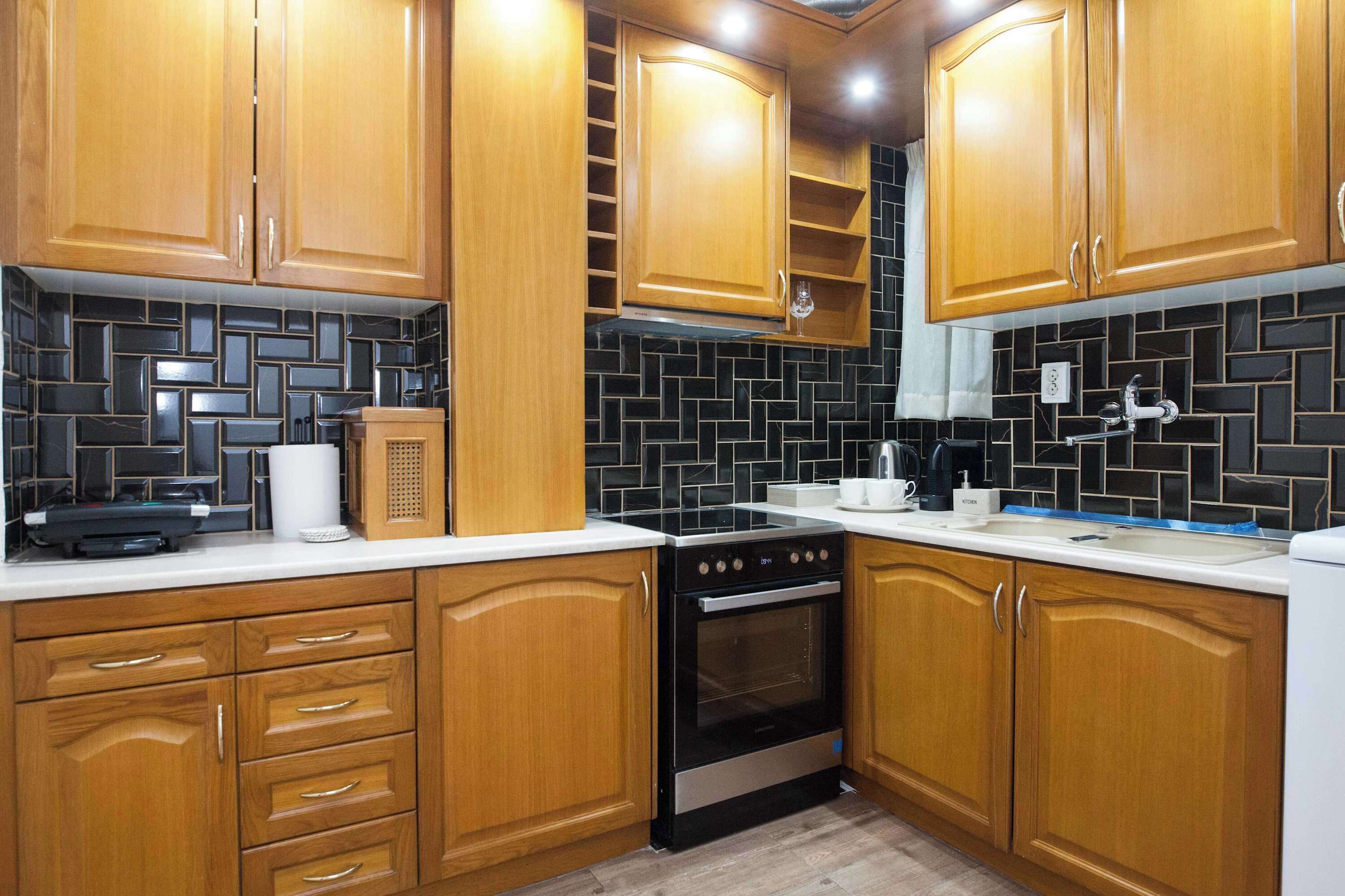 Fridge, oven, stovetop, coffee/tea maker