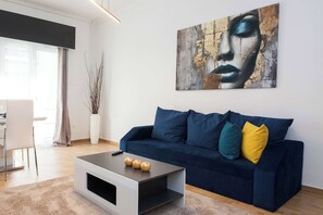TV - Stylish Renovated 2 Bd Apt in Exarcheia (Athina)