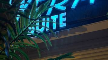 Un letrero de neón para un hotel llamado "AFTERA QUARTER".