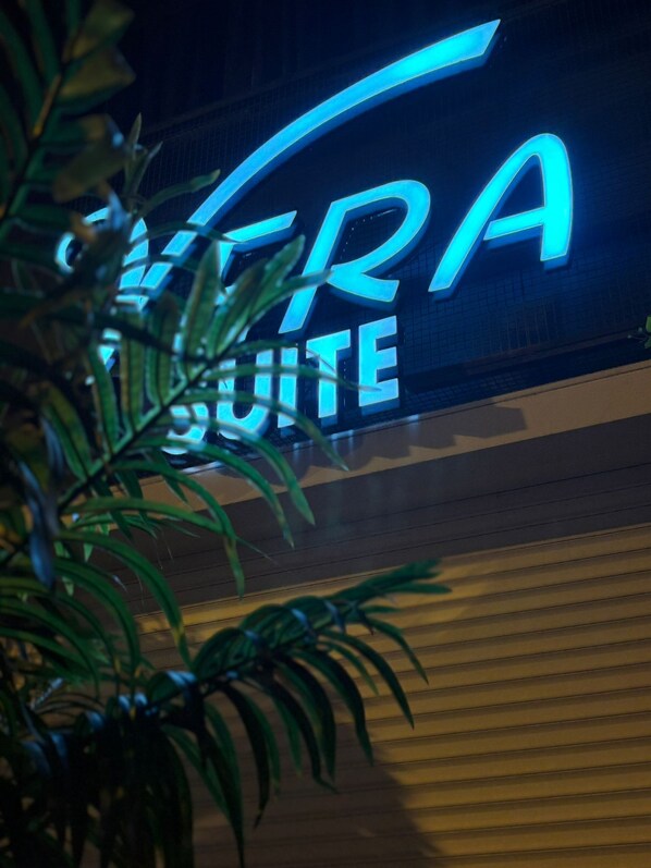 Een neonreclame voor een hotel genaamd 'AFTERA QUARTER'.