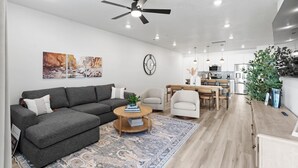 Living area - The Desert Haven l Rooftop Hot Tub & Game Room (Hurricane)