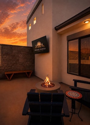 Terrace/patio - The Desert Haven l Rooftop Hot Tub & Game Room (Hurricane)