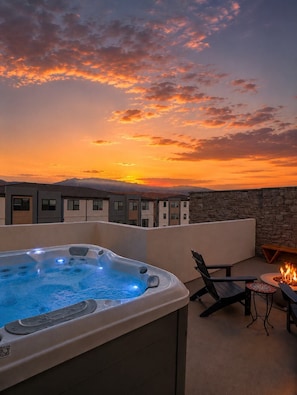 Terrace/patio - The Desert Haven l Rooftop Hot Tub & Game Room (Hurricane)