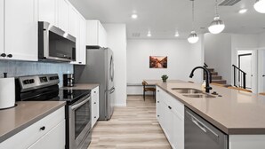 Private kitchen - The Desert Haven l Rooftop Hot Tub & Game Room (Hurricane)