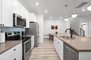 Fridge, microwave, oven, stovetop - The Desert Haven l Rooftop Hot Tub & Game Room (Hurricane)