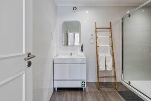 Dusche, Haartrockner, Handtücher, Seife