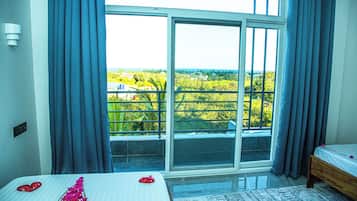 Chambre Deluxe avec lits jumeaux, vue partielle sur la mer | Coffres-forts dans les chambres