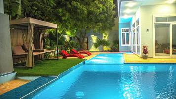 Una piscina al aire libre
