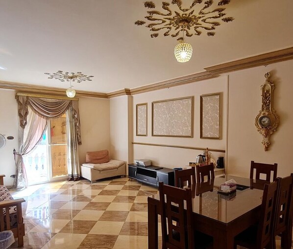 Smart TV, libri, stampante