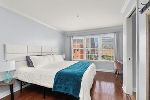 3 bedrooms, desk, iron/ironing board, travel cot - Attached Units! Park Free Walk 2 Broadway! (Nashville)