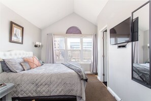 3 bedrooms, desk, iron/ironing board, travel cot