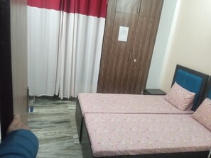9 bedrooms, iron/ironing board, WiFi - Smart Serviced Apartments  (Kaushambi)