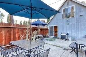 Outdoor dining - Villager Cabin | Walk to Lake & Dining | Shaver Lake (Shaver Lake)