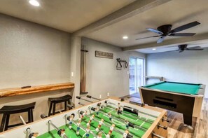 Game room - Villager Cabin | Walk to Lake & Dining | Shaver Lake (Shaver Lake)