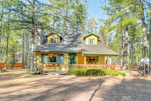 Exterior - Secluded Cabin w/ Furnished Deck in Scenic Pinetop (Pinetop)