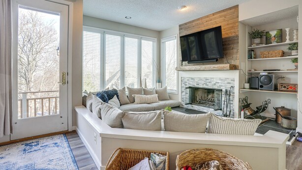 Una sala de estar acogedora con chimenea, televisor y un espacio de descanso confortable.