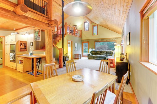 11 Mi to Olympic NP: Port Angeles Retreat w/ Deck