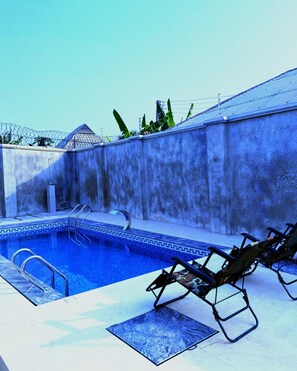 Outdoor pool - U&U place : One-Bedroom Apartment
 (Uyo)