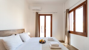 Une chambre d'hôtel avec un lit, un plateau de petit-déjeuner et une vue sur l'extérieur.