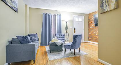 11 Mi to Downtown Baltimore: Middle River Townhome