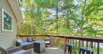 Lake Access & Dock: Remote Mio-area Cottage