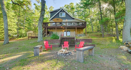 Lake Access & Dock: Remote Mio-area Cottage