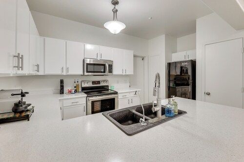 3 Mi to Dtwn: Mesa Townhome w/ Patio