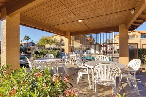 3 Mi to Dtwn: Mesa Townhome w/ Patio