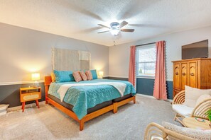 Interior - 13 Mi to Arrowhead Stadium: Blue Springs Home! (Blue Springs)