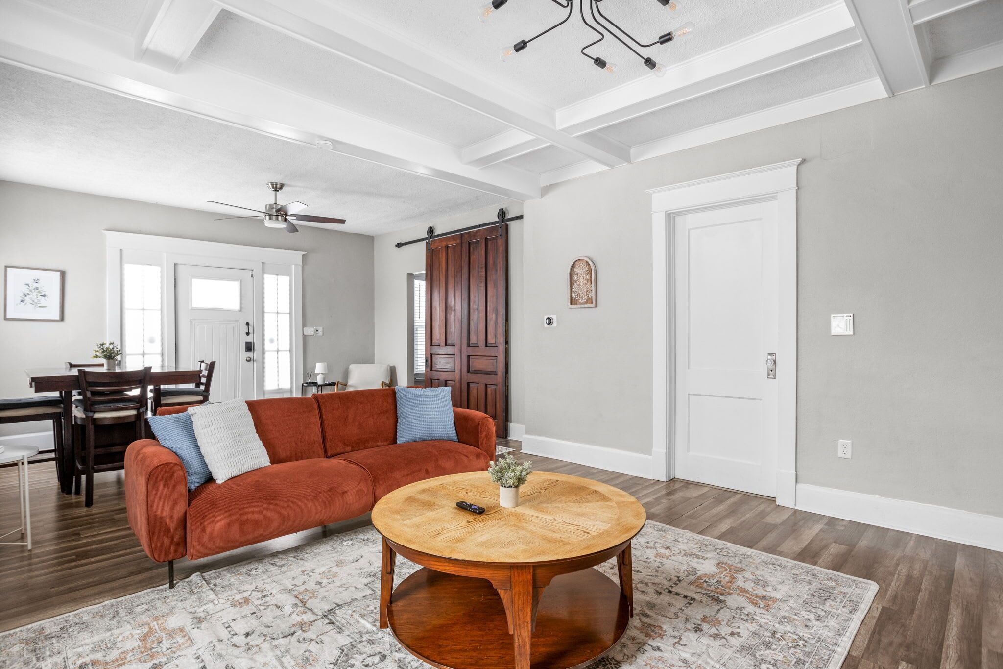 Una televisión, una oficina