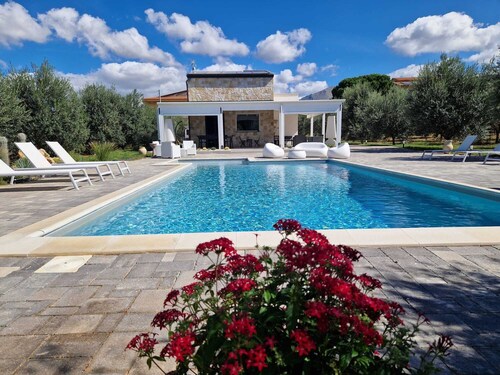 VILLA DEGLI ULIVI BEAUTIFUL VILLA SURROUNDED BY GREENERY PARTINICO, PA, SICILY