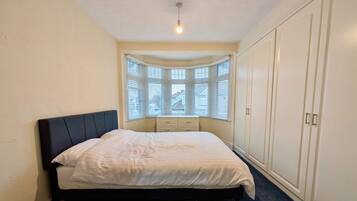 3 bedrooms, desk, WiFi, bed sheets