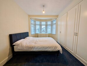 3 bedrooms, desk, WiFi, bed sheets - Serene Retreat with Comfortable Interiors (Greater London)