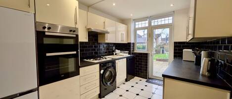 冷蔵庫、電子レンジ、オーブン、コンロ