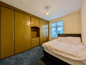 3 Schlafzimmer, Schreibtisch, WLAN, Bettwäsche