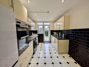 Kylskåp, mikrovågsugn, ugn och spishäll