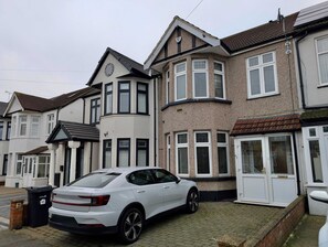 Exterior - Serene Retreat with Comfortable Interiors (Greater London)