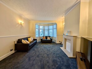 TV, offices - Serene Retreat with Comfortable Interiors (Greater London)